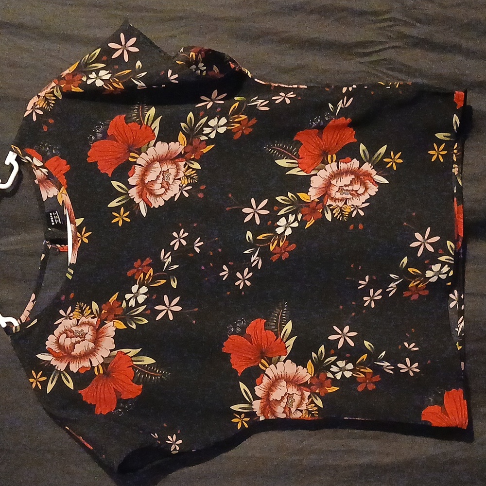 Very classy top, size small, light materials